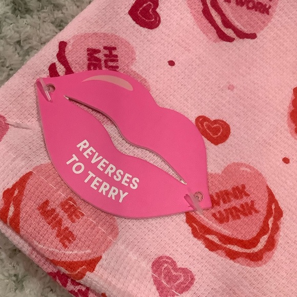 Betsey Johnson Pink and Red Valentines Candy Hearts Kitchen Towels NWT Set of 2 - Picture 5 of 14